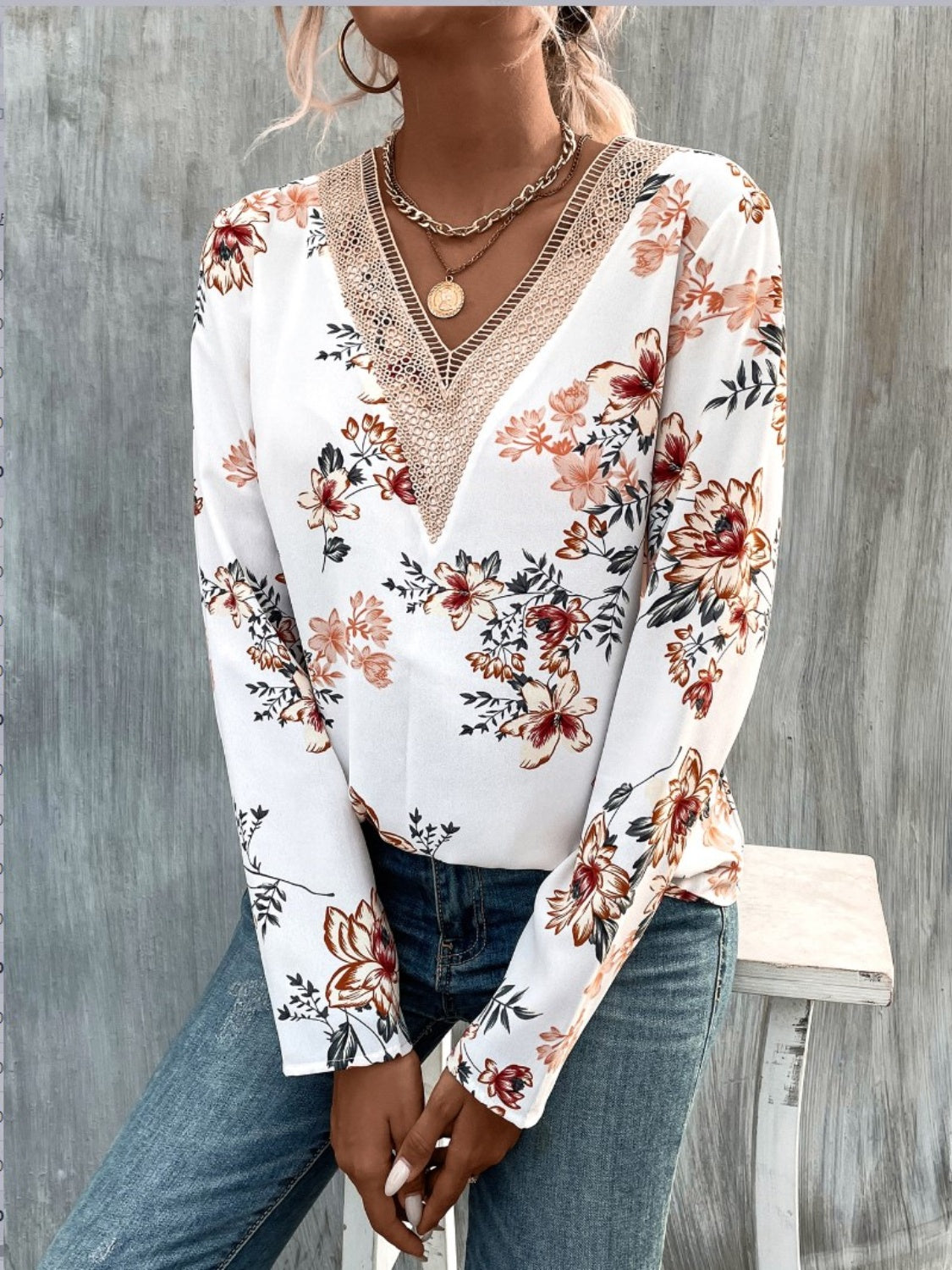 Blusa estampada de manga larga con cuello en V