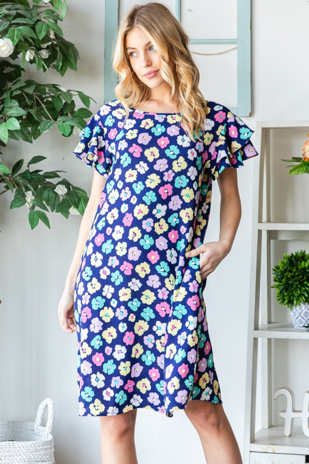 Heimish – Kurzes Kleid in voller Größe mit Blumenmuster und Rüschen und Taschen