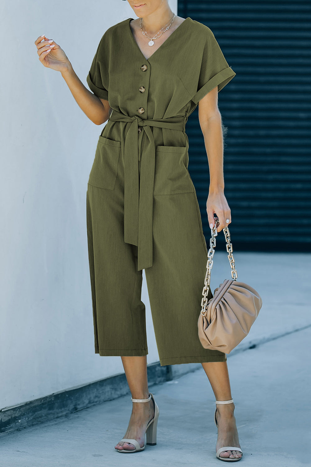 Kurzer Jumpsuit mit Knopfleiste und Bindegürtel