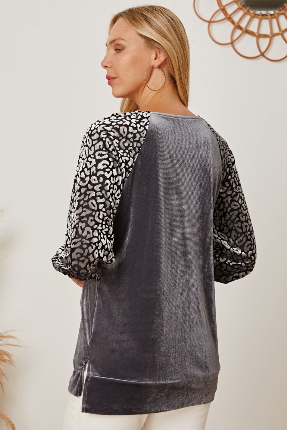 Bluse mit Rundhalsausschnitt und halblangen Ärmeln und Leopardenmuster