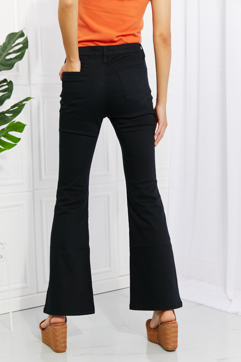 Zenana – Clementine – Hochgeschnittene Bootcut-Jeans in voller Größe in Schwarz