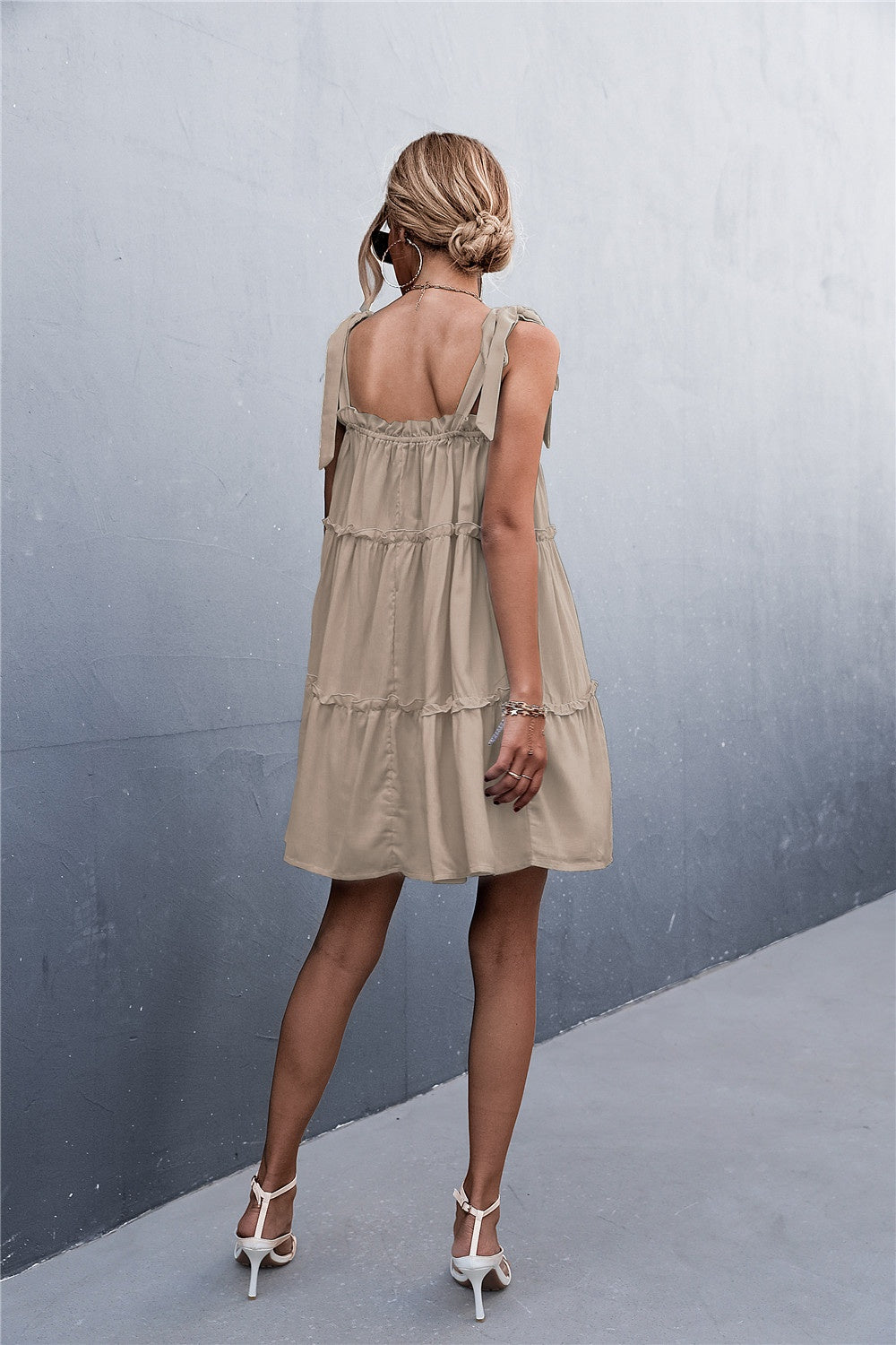 Mini-Camisole-Kleid mit Rüschen, Stufensaum und Bindeband an den Schultern