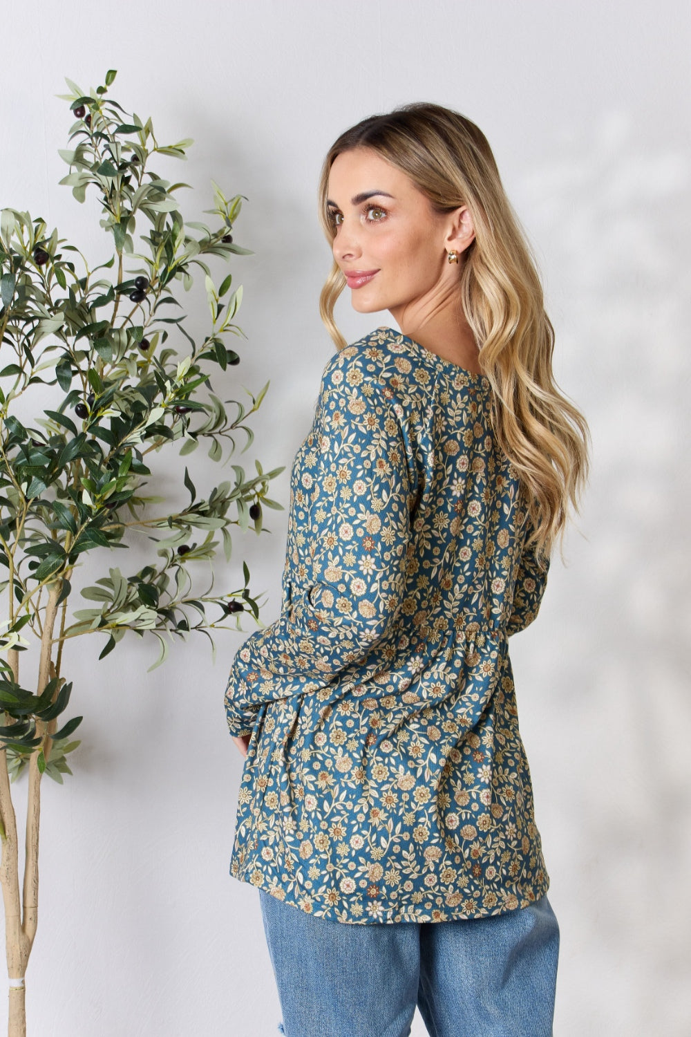 Heimish Bluse mit langen Ärmeln und Blumenmuster in voller Größe und halber Knopfleiste