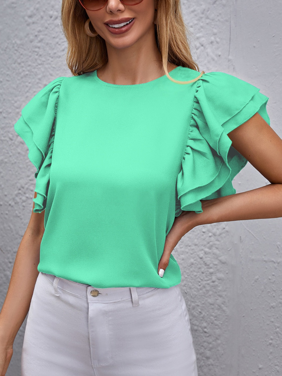 Blusa con cuello redondo y mangas con volantes