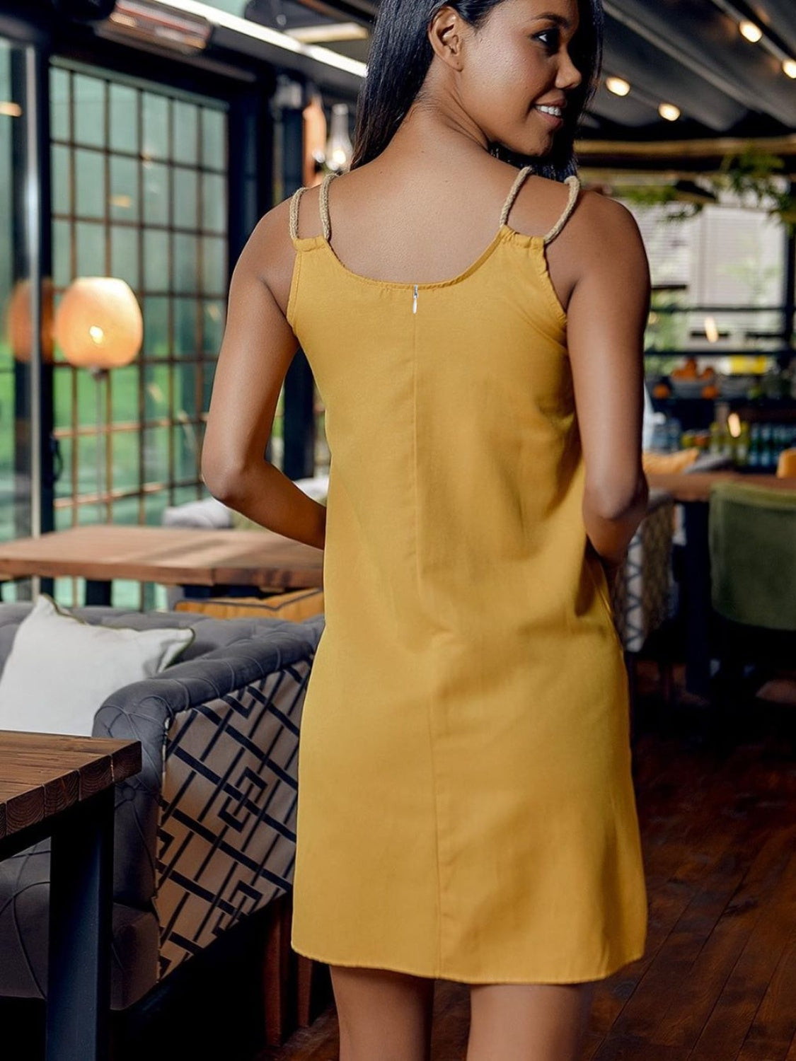 Minikleid mit Rundhalsausschnitt und doppelten Spaghettiträgern