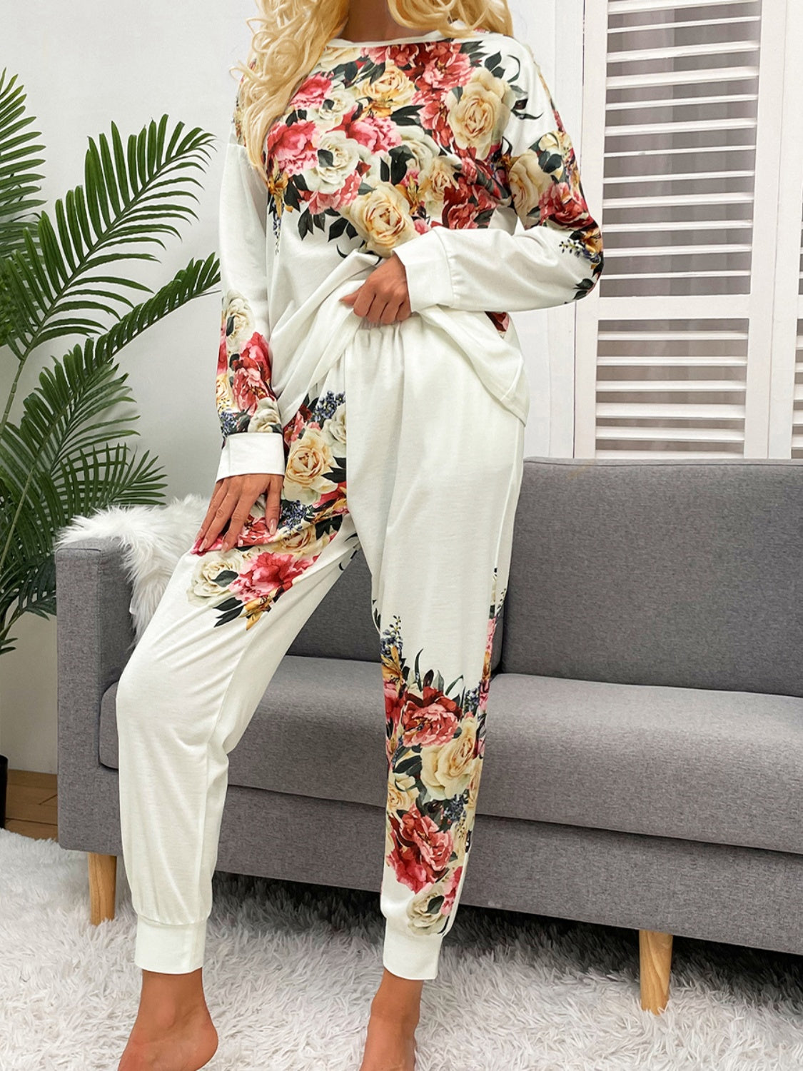 Lounge-Set aus Oberteil und Hose mit Rundhalsausschnitt und Aufdruck