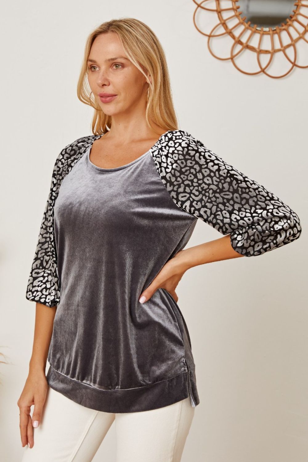 Bluse mit Rundhalsausschnitt und halblangen Ärmeln und Leopardenmuster