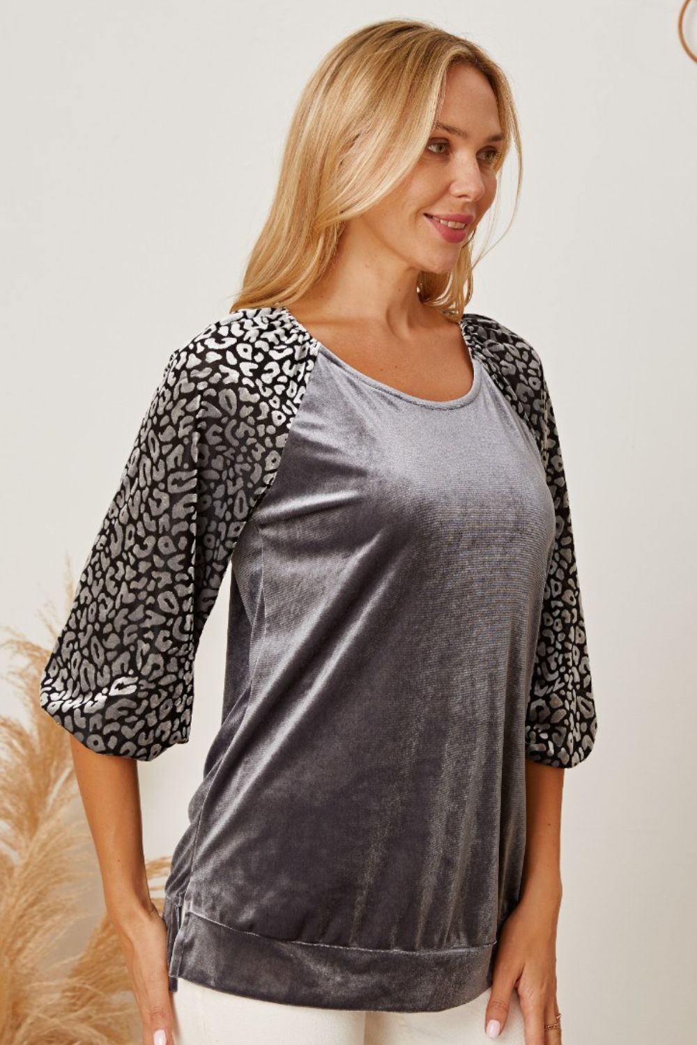 Bluse mit Rundhalsausschnitt und halblangen Ärmeln und Leopardenmuster