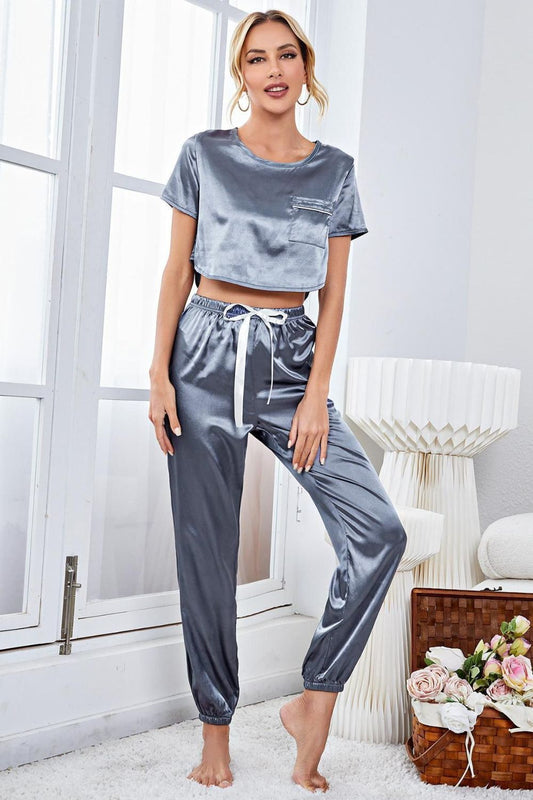 Lounge-Set aus Satin mit kurzärmligem Crop-Top und Jogginghose