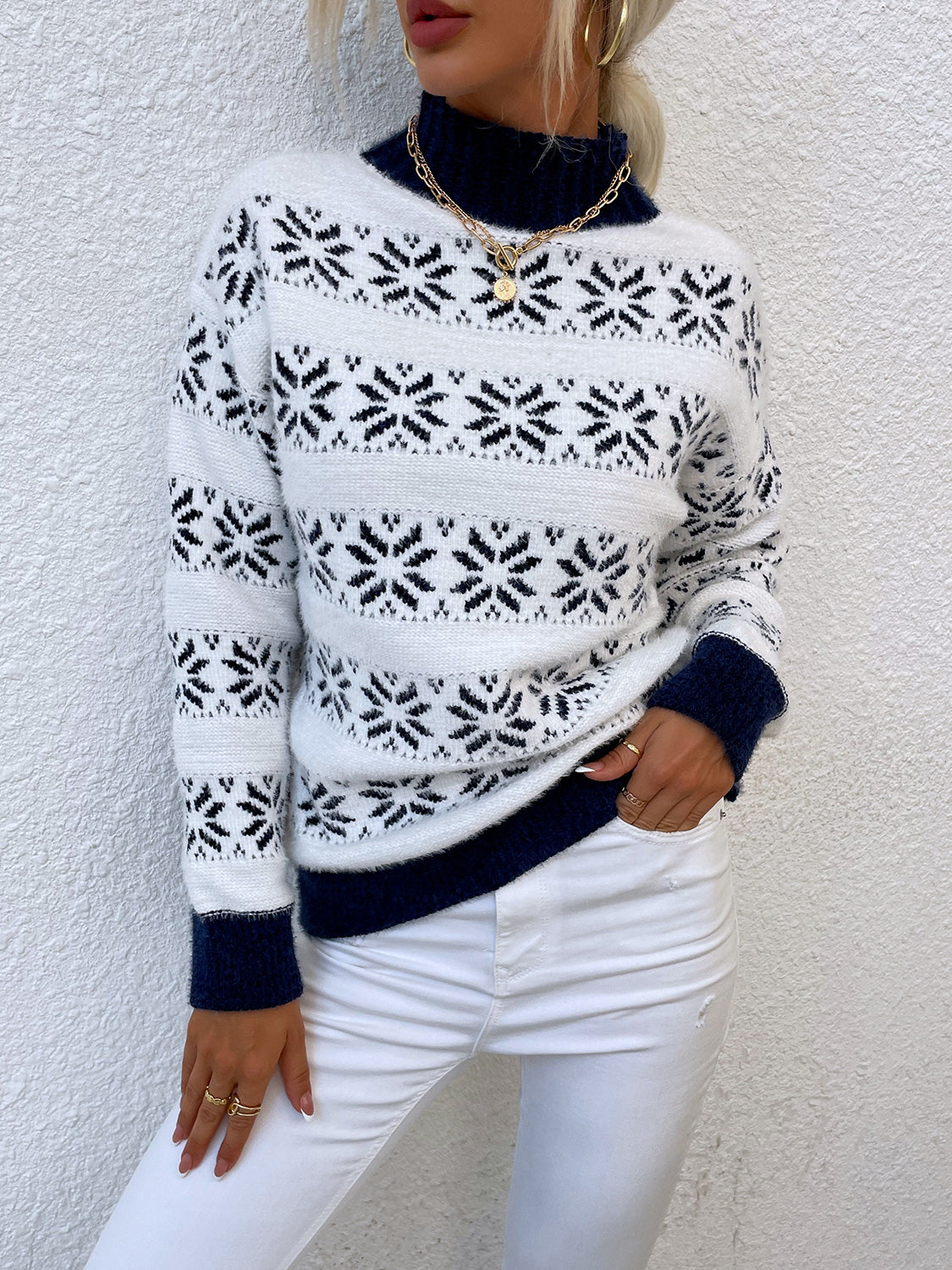 Rollkragenpullover mit Schneeflockenmuster