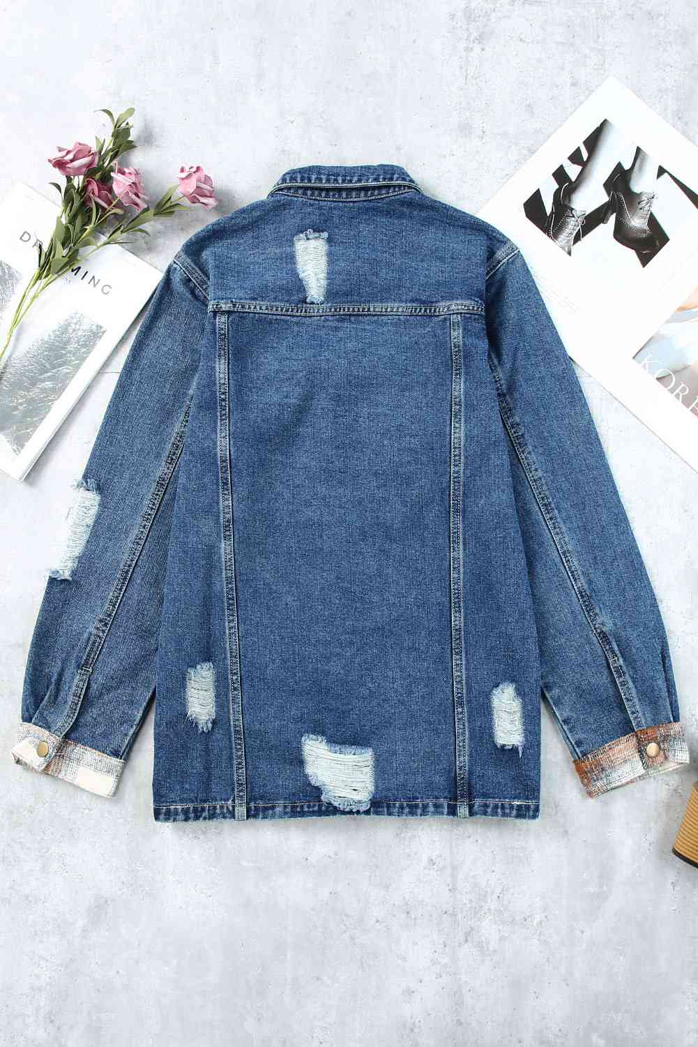 Karierte Distressed-Jeansjacke mit unversäubertem Saum und Druckknöpfen