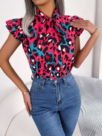 Blusa con manga japonesa y cuello anudado de leopardo