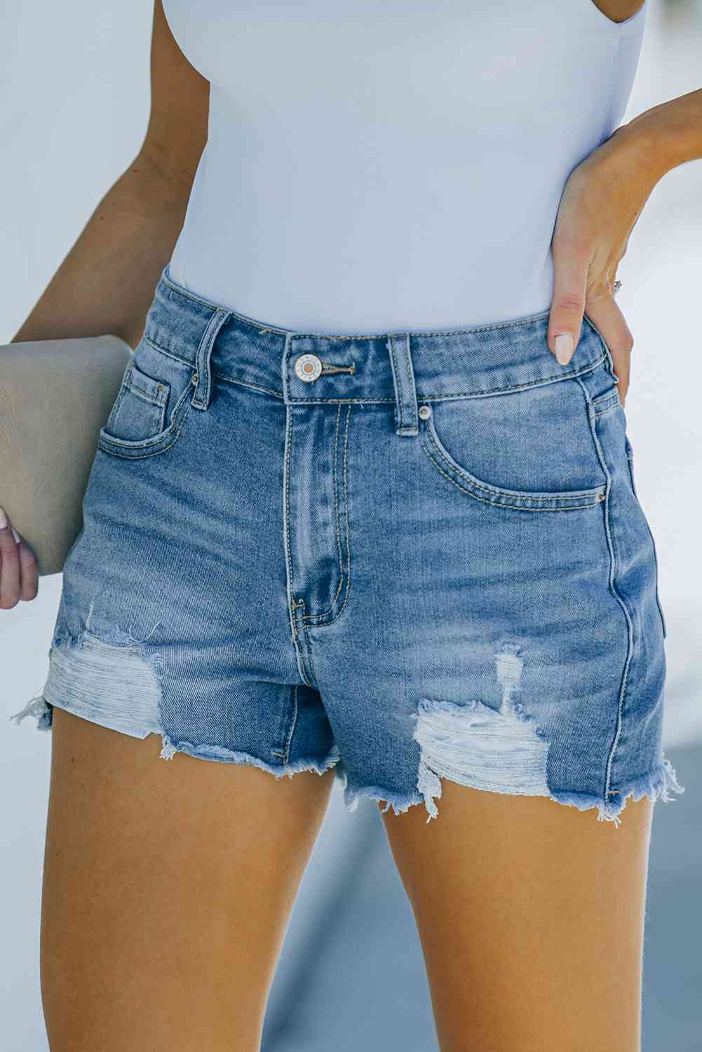 Distressed-Jeansshorts mit ausgefranstem Saum und Taschen