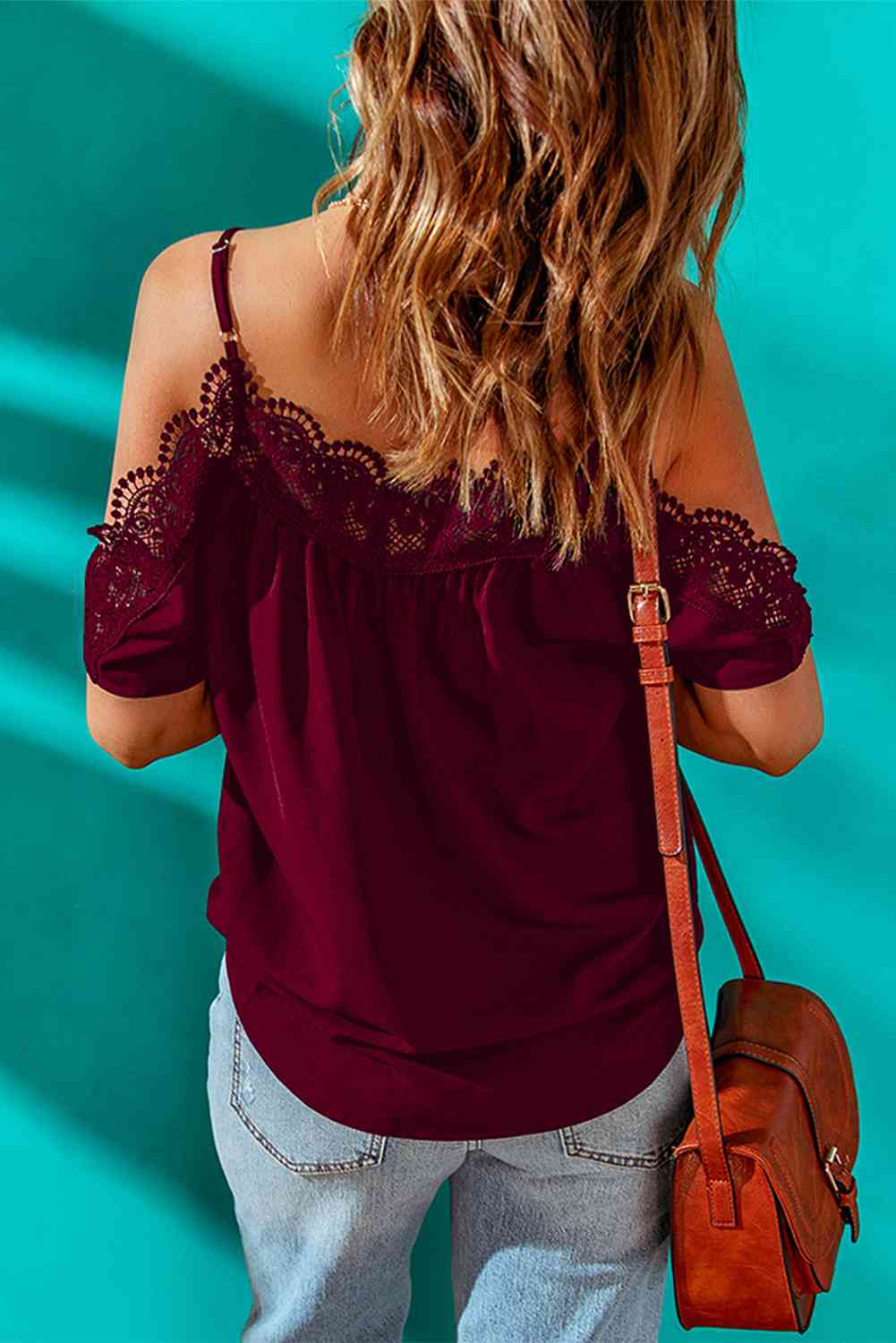 Bluse mit Spaghettiträgern, Cold-Shoulder-Ausschnitt und Spitzenbesatz