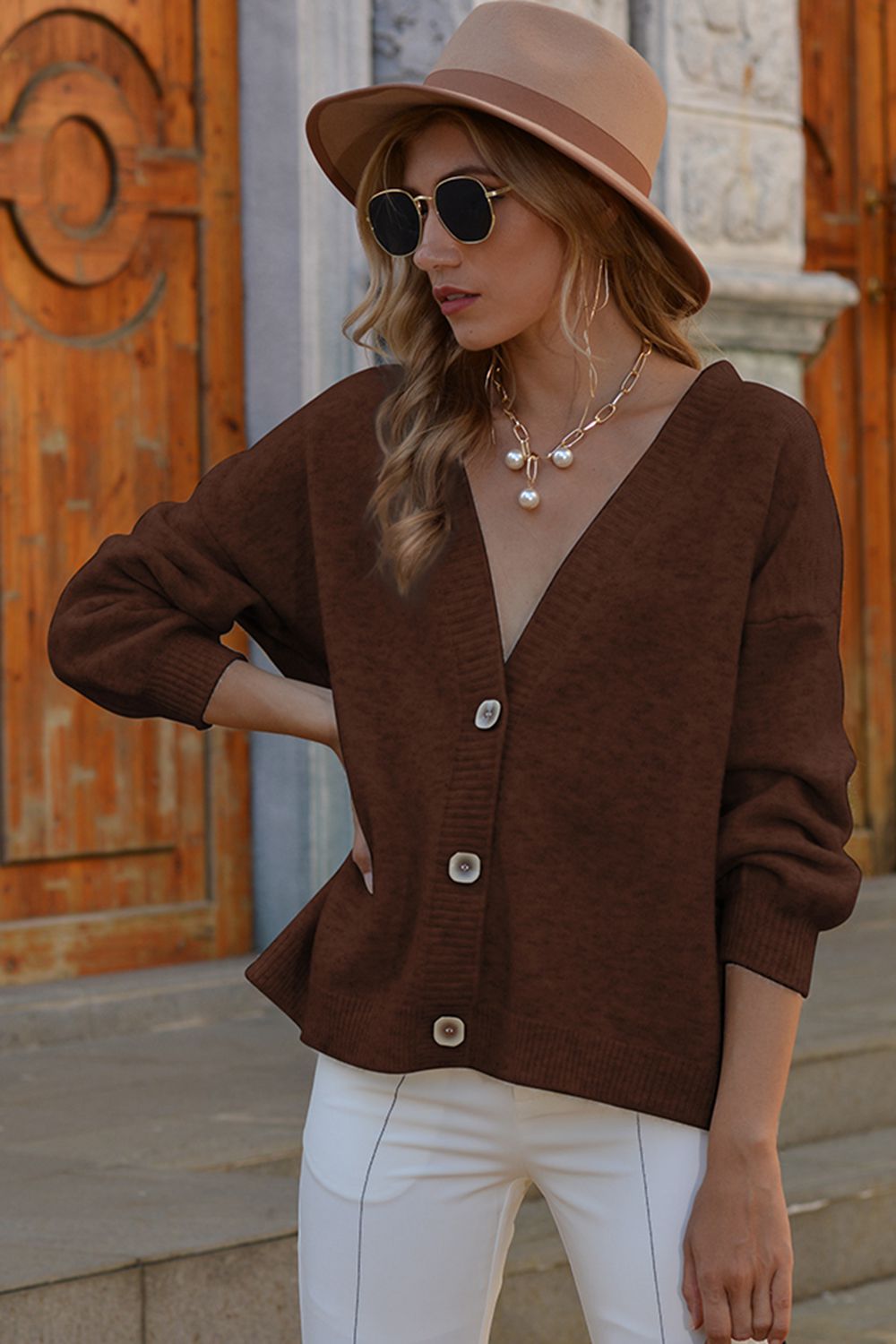 Strickjacke mit V-Ausschnitt, Button-Down und überschnittenen Schultern