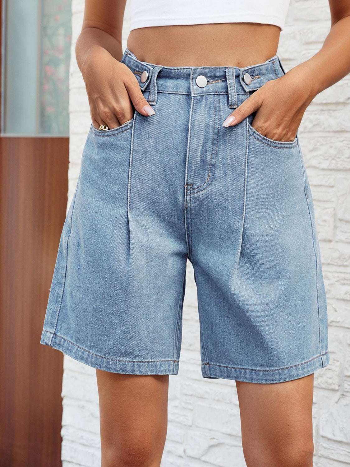 Jeansshorts mit hoher Taille und Taschen