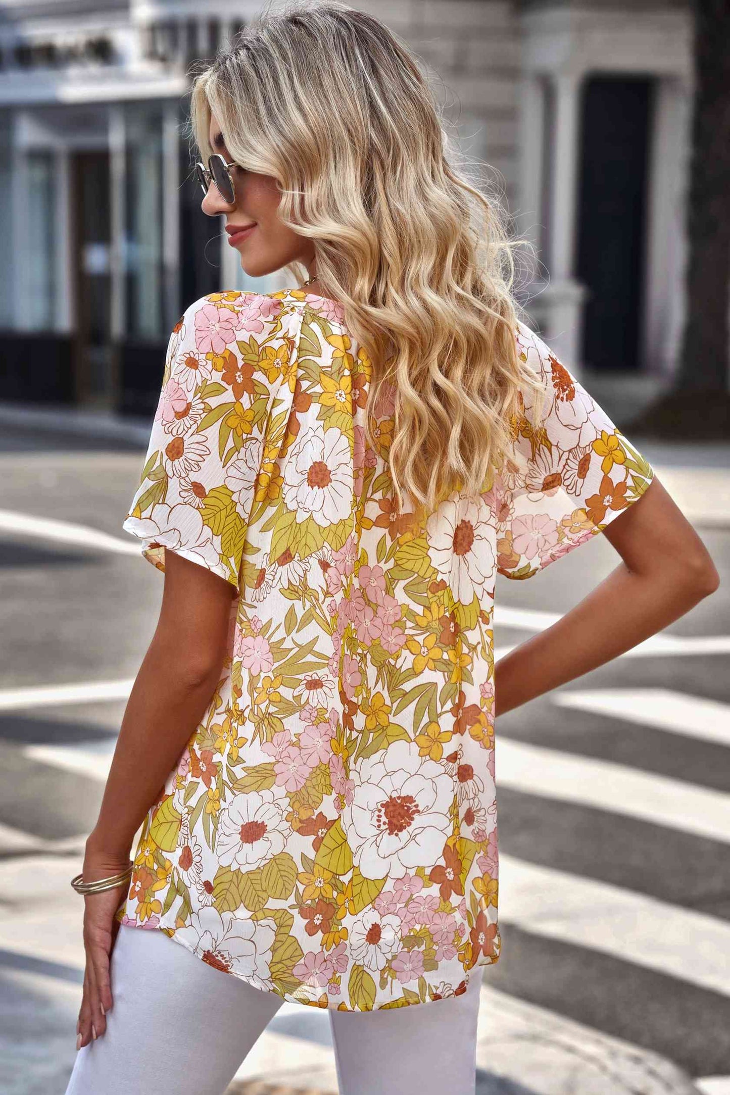 Bluse mit Blumenmuster, Reverskragen und Flatterärmeln