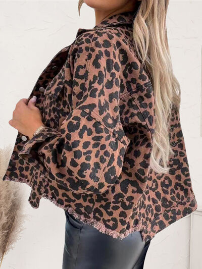 Jeansjacke mit Leopardenmuster, offenem Saum und überschnittenen Schultern