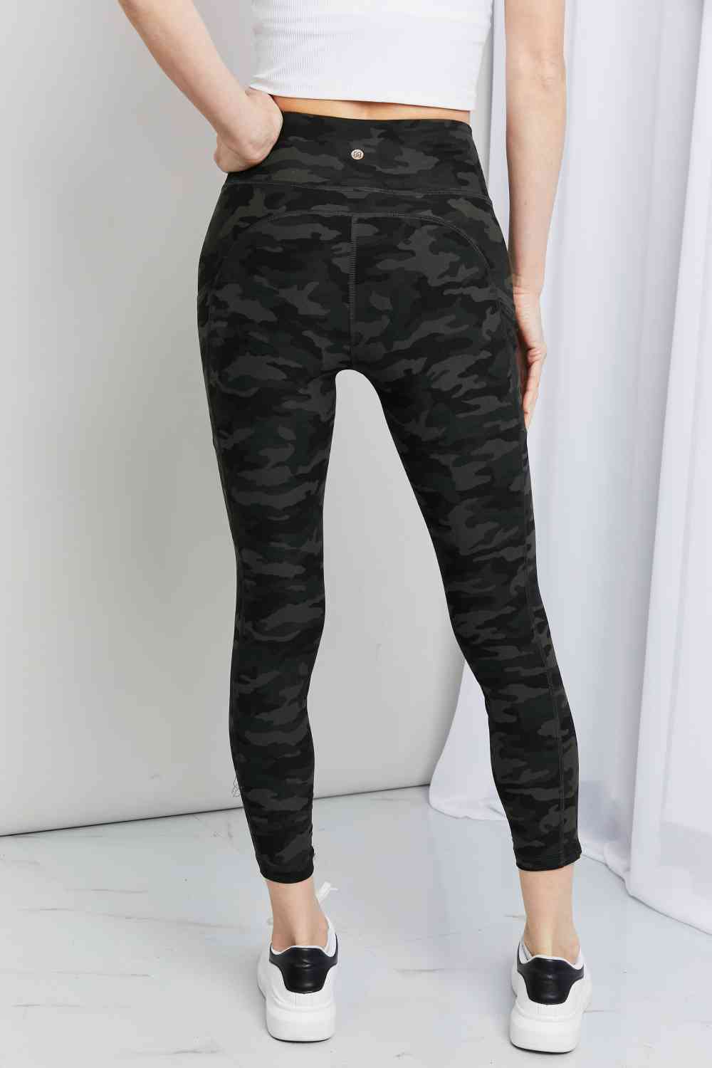 Leggings Depot - Leggings in voller Größe mit Camouflage-Muster und breitem Bund und Taschen