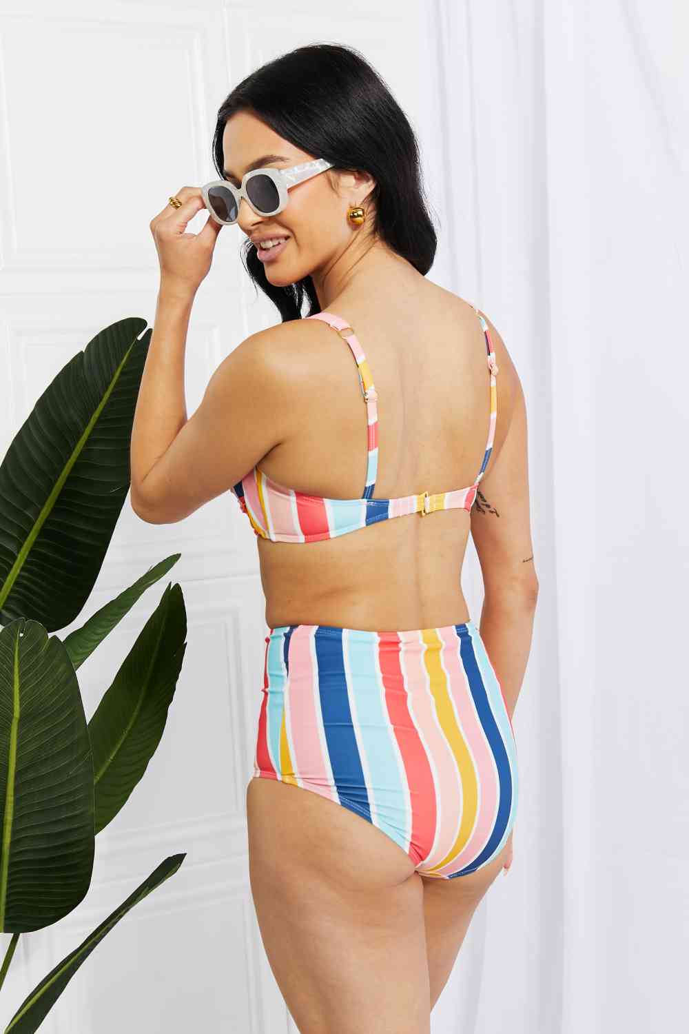 Marina West Swim – Take A Dip Twist – Hochgeschnittener Bikini mit Streifen