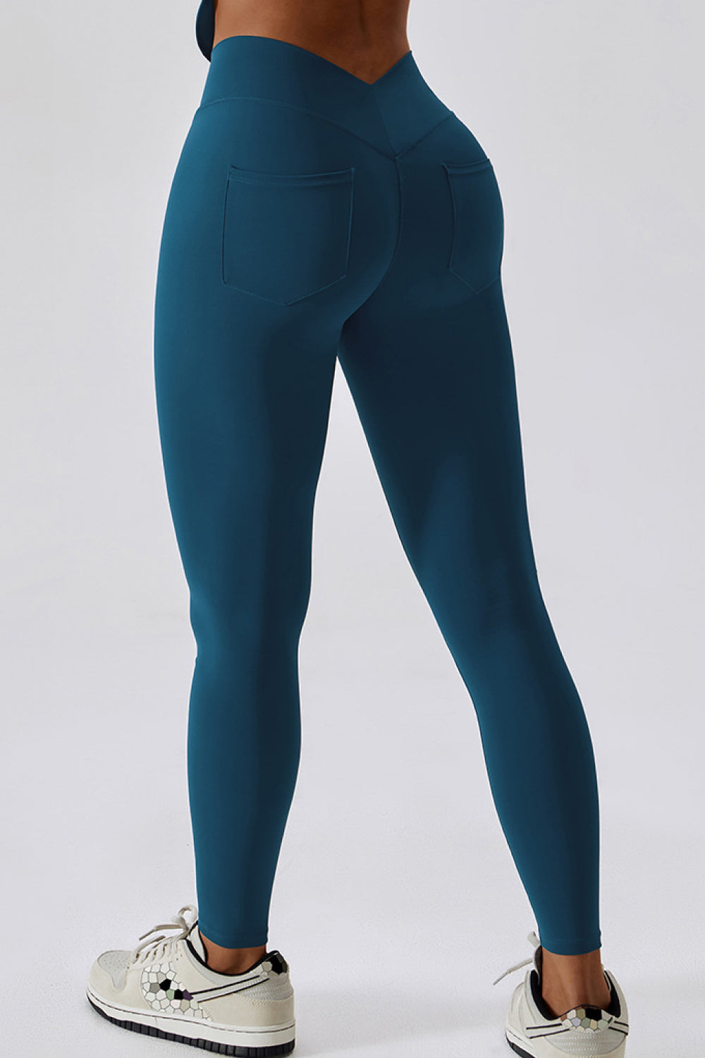 Sport-Leggings mit schmaler Passform und breiter Taillentasche auf der Rückseite