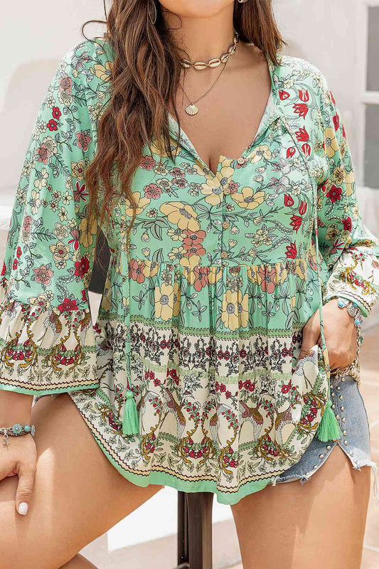 Bluse mit Blumenmuster und Quaste zum Binden in Übergröße