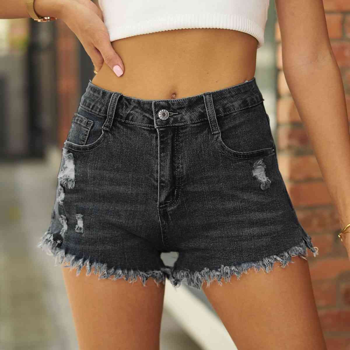 Distressed-Jeansshorts mit unversäubertem Saum