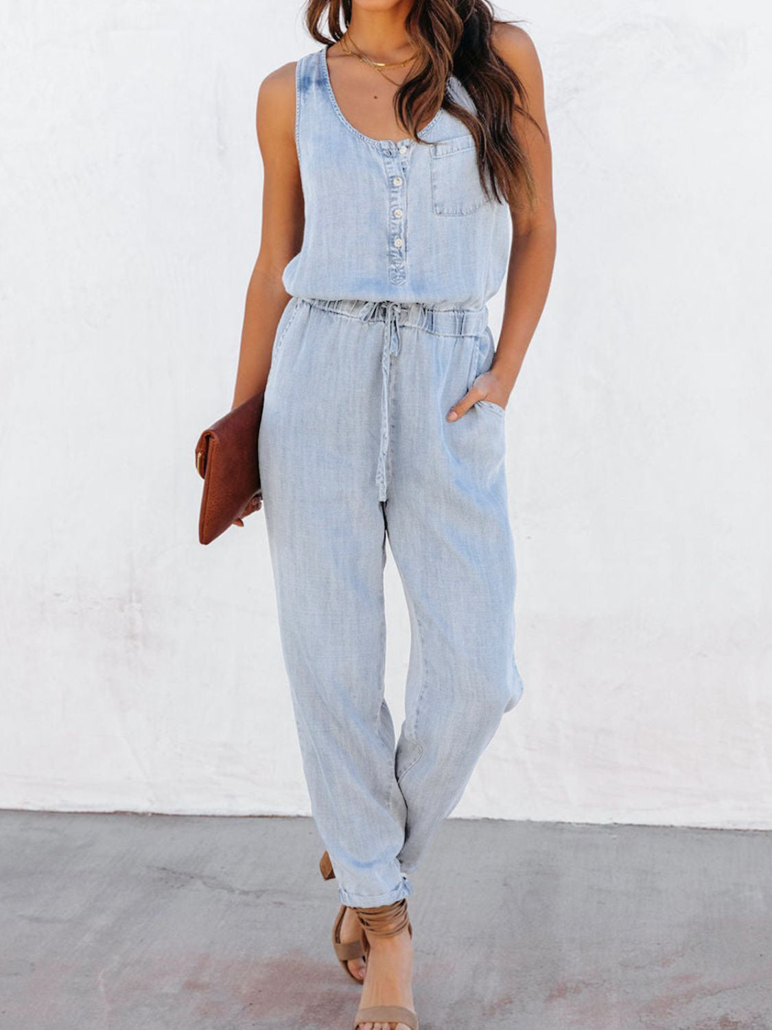 Ärmelloser Jumpsuit mit Kordelzug in der Taille