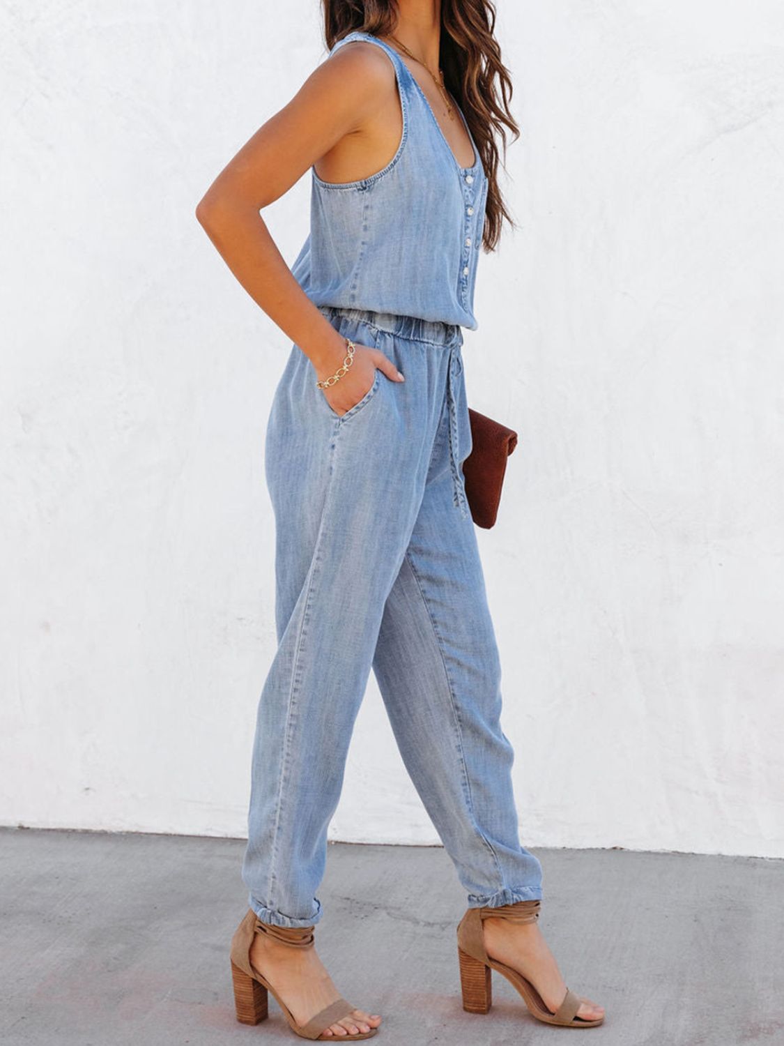 Ärmelloser Jumpsuit mit Kordelzug in der Taille