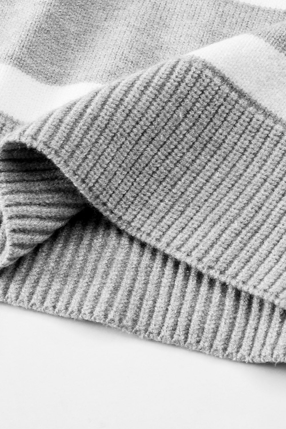 Pullover mit Streifen, Kragen und Schlitz