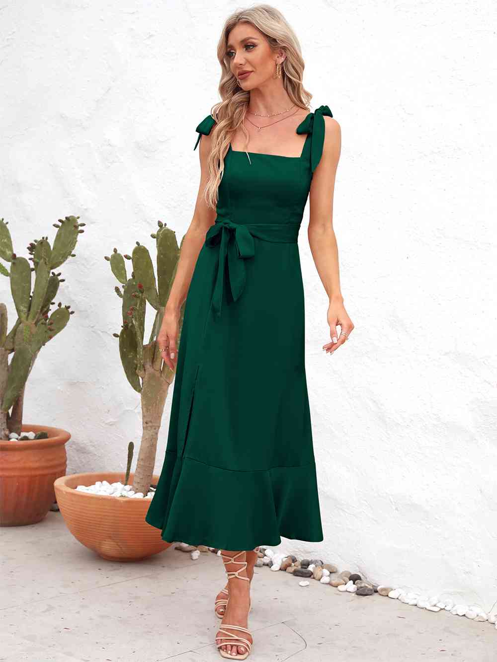 Vestido midi con tirantes y cuello cuadrado