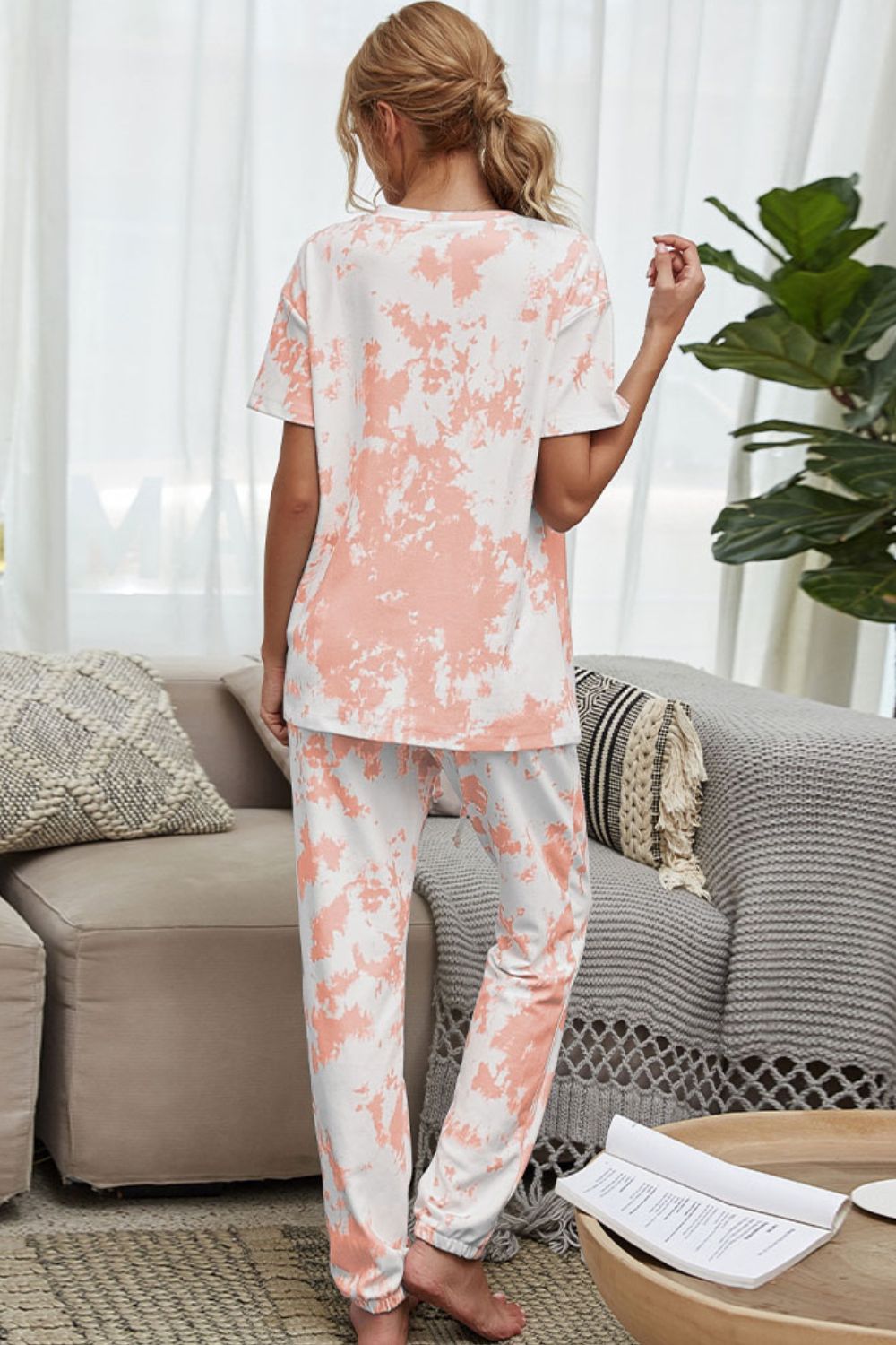 Lounge-Set aus T-Shirt mit Batikmuster und Jogginghose mit Kordelzug in der Taille