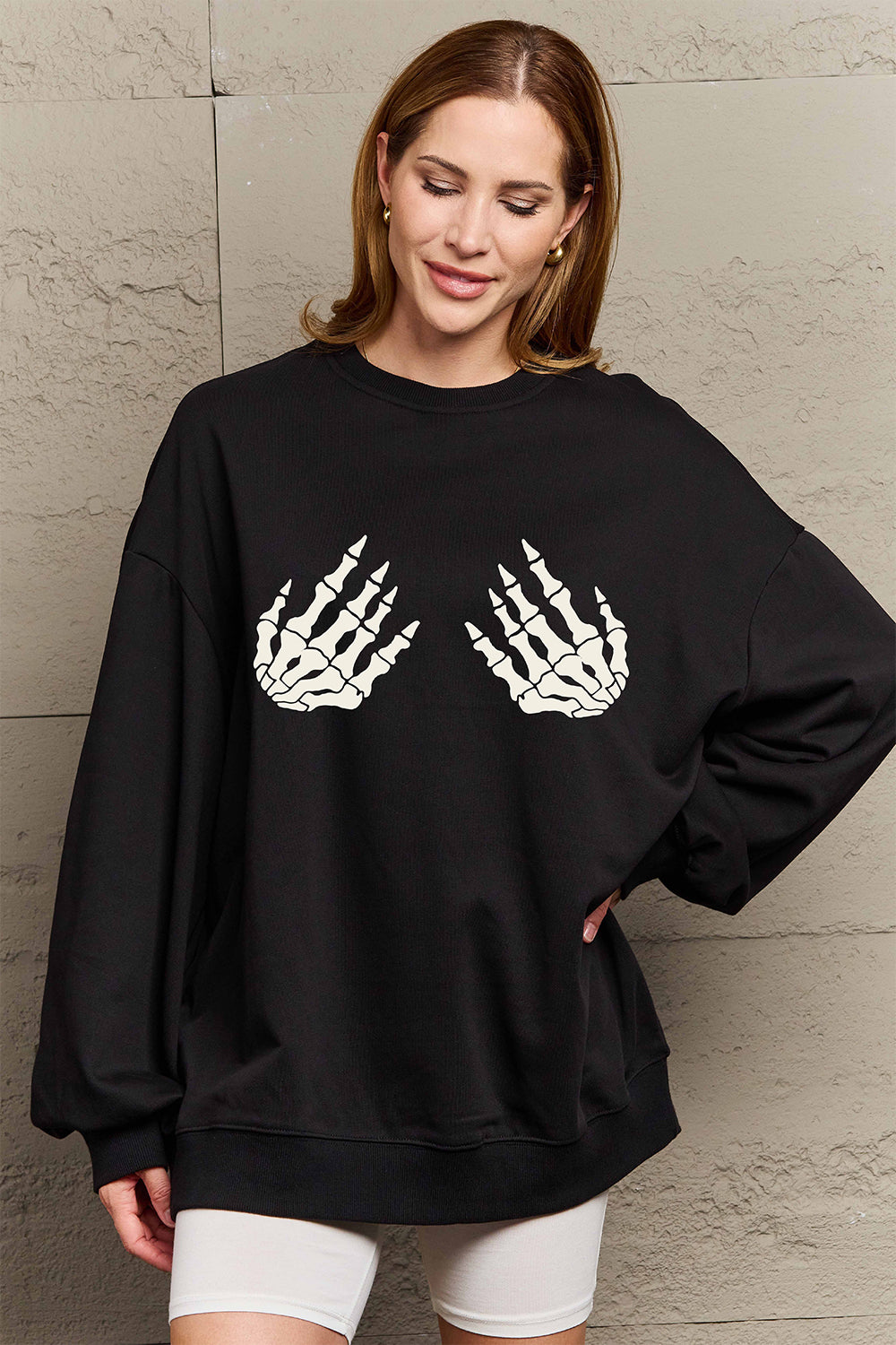 Simply Love – Sweatshirt mit überschnittenen Schultern und Skeletthand in voller Größe