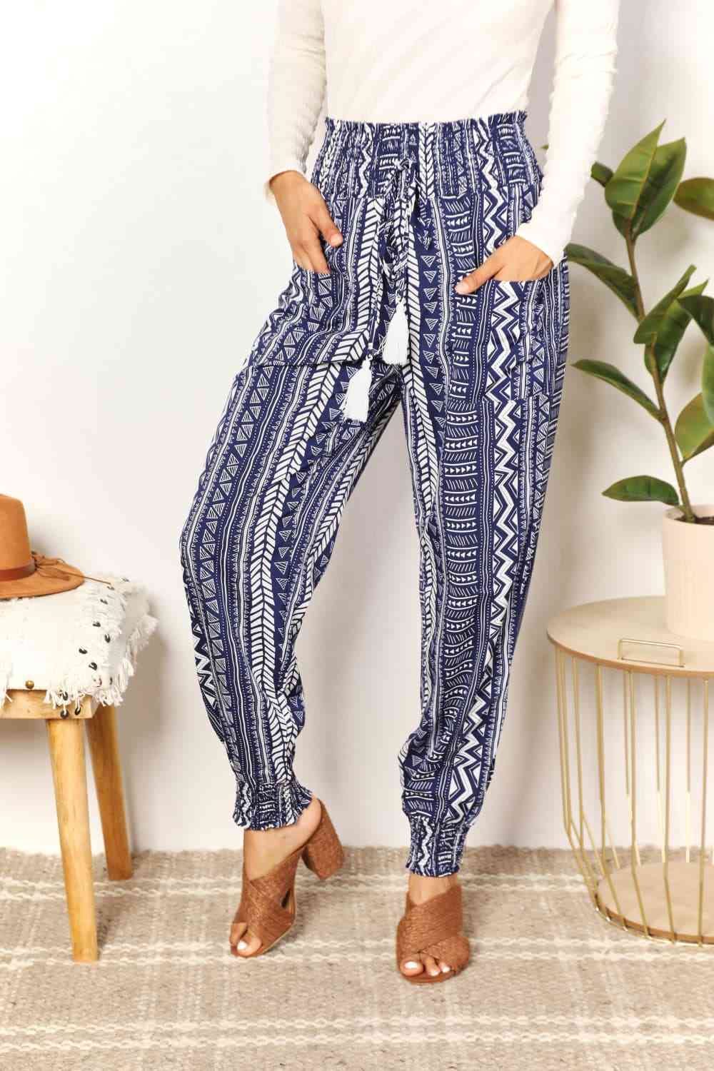 Double Take – Hochgeschnittene Hose mit geometrischem Print und Quasten