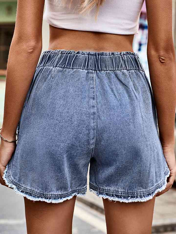 Shorts vaqueros con cintura elástica y dobladillo sin rematar