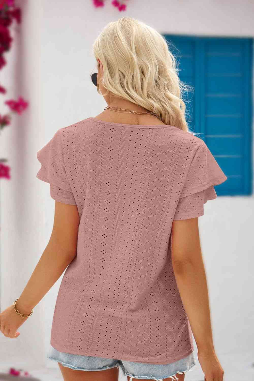 Bluse mit Ösen, Bindekragen und Flatterärmeln