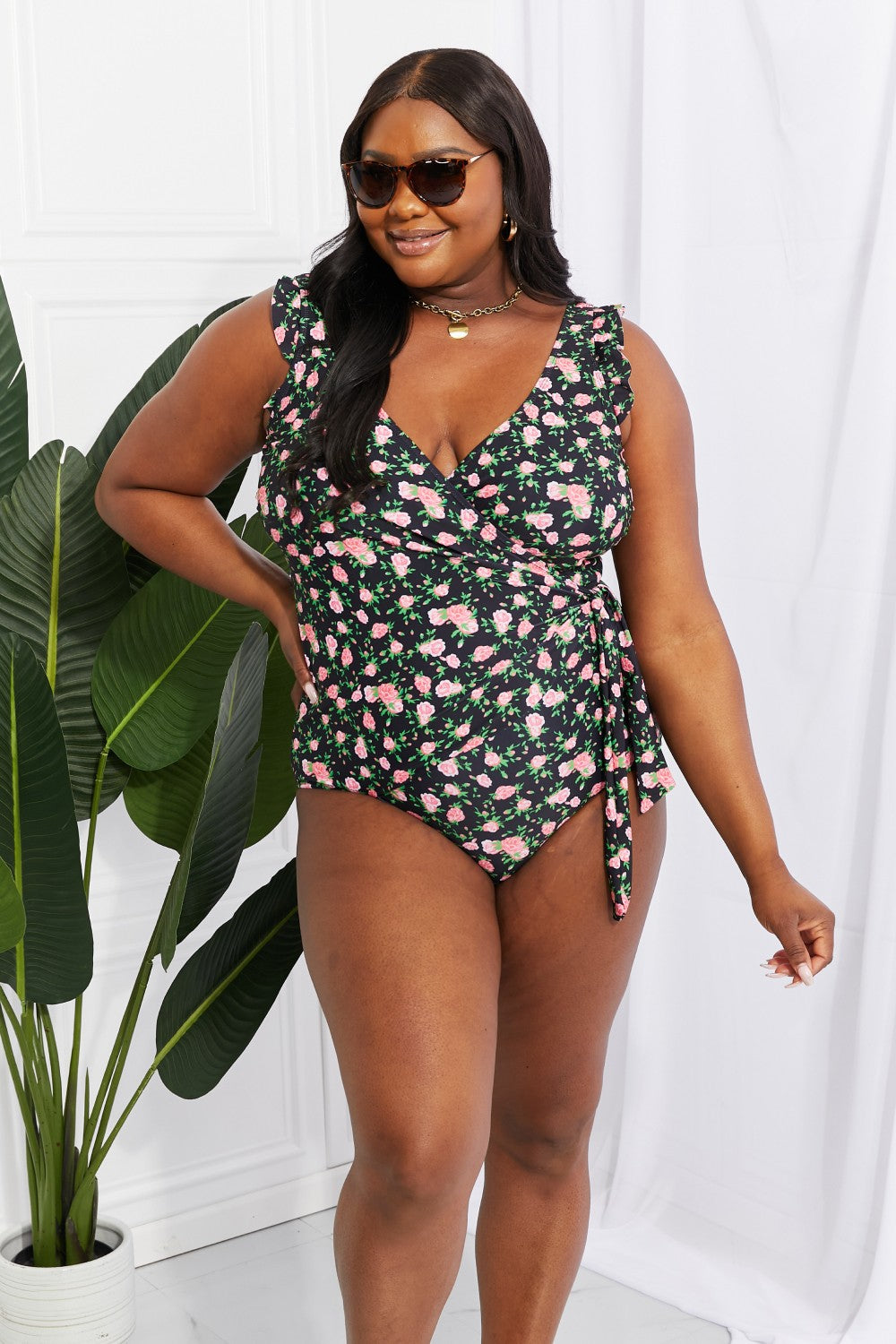 Marina West Swim – Float On – Einteiler mit Rüschen-Imitat-Wickeldesign und Blumenmuster in voller Größe