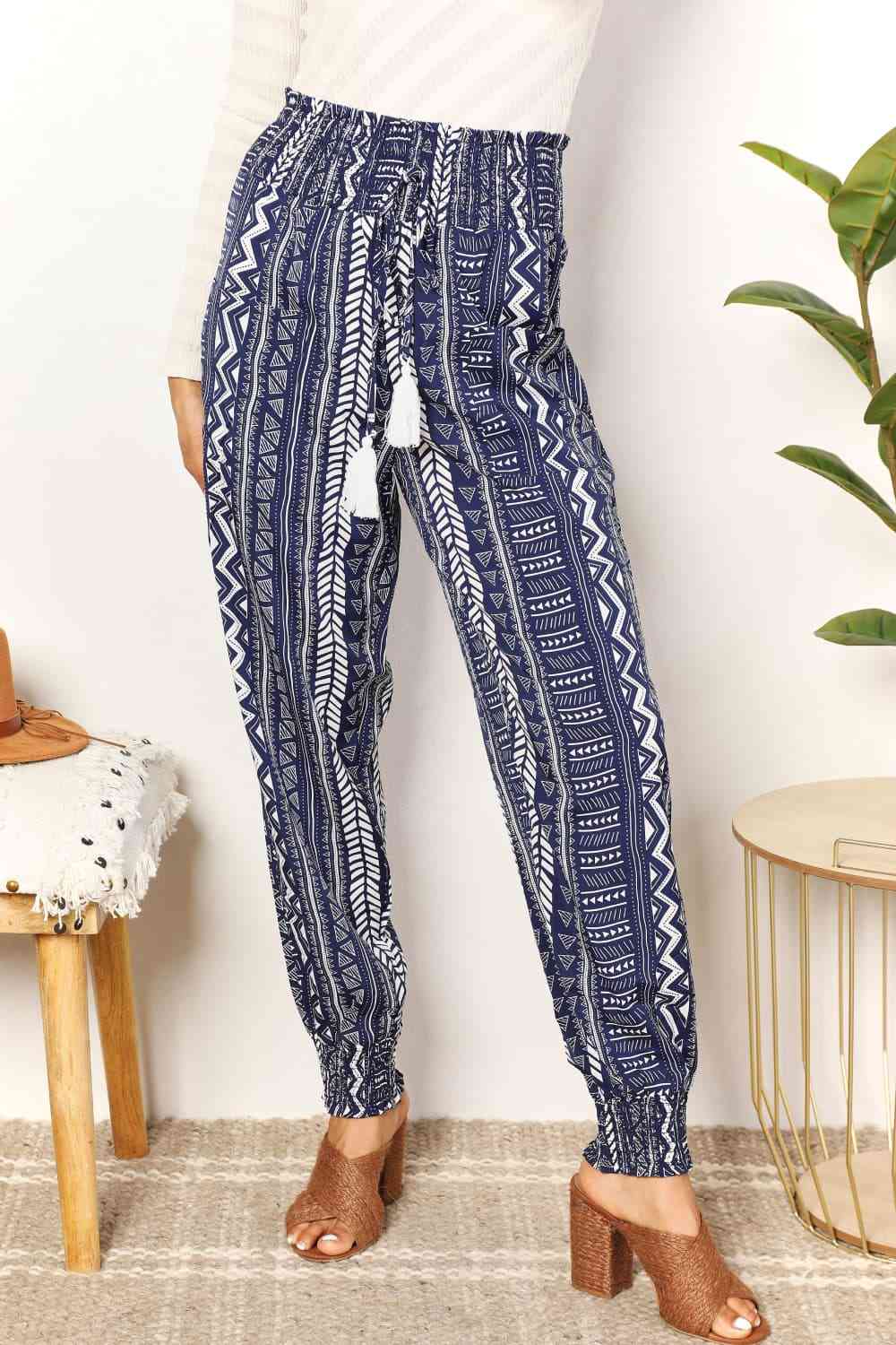 Double Take – Hochgeschnittene Hose mit geometrischem Print und Quasten