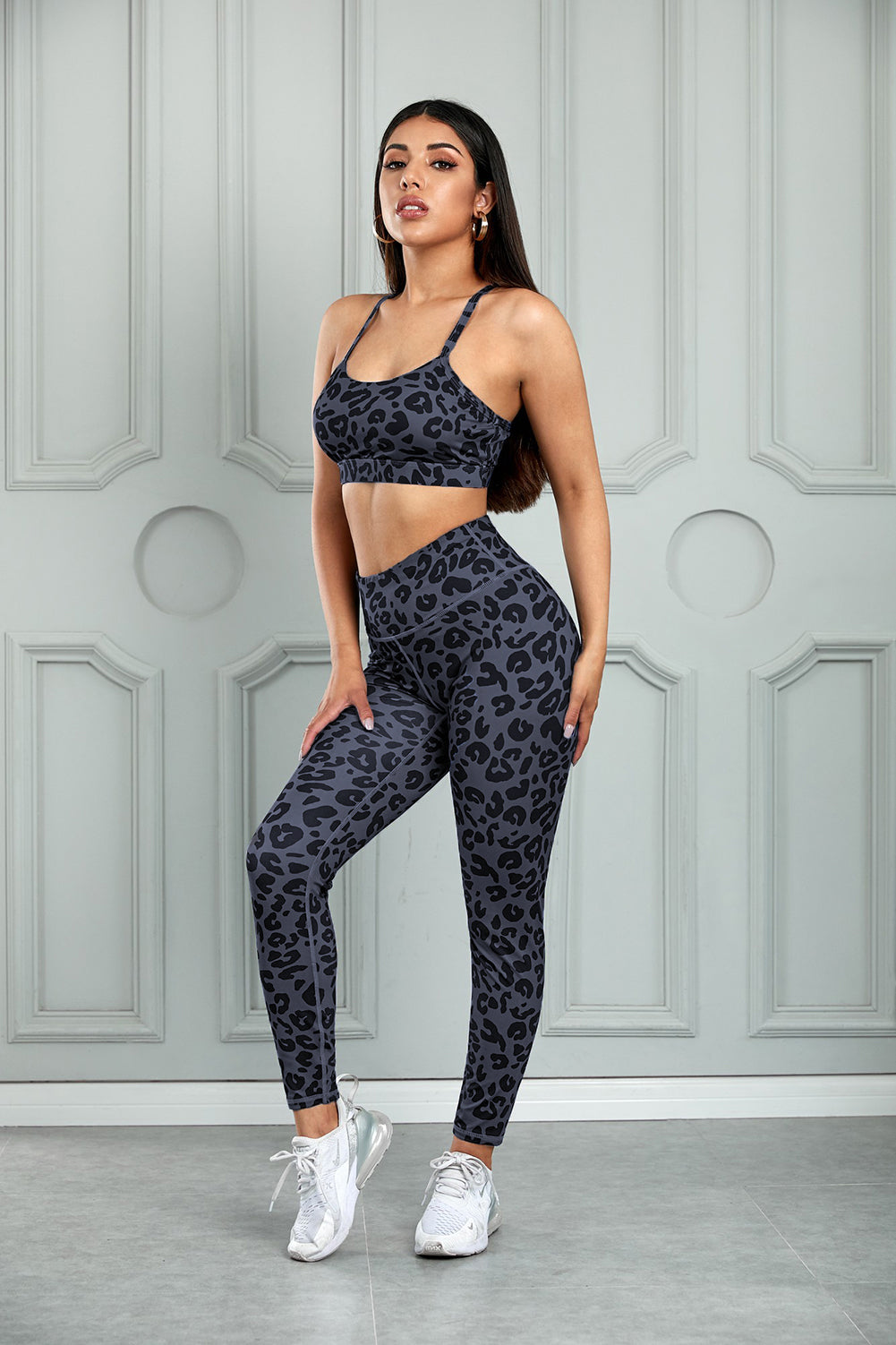 Set aus Sport-BH und Leggings mit Leoparden-Ausschnitt