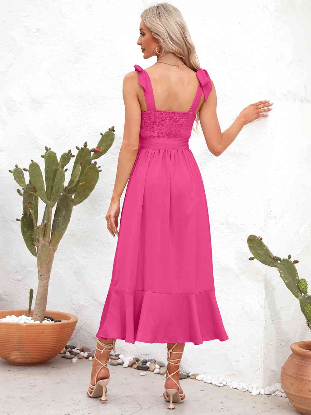 Vestido midi con tirantes y cuello cuadrado