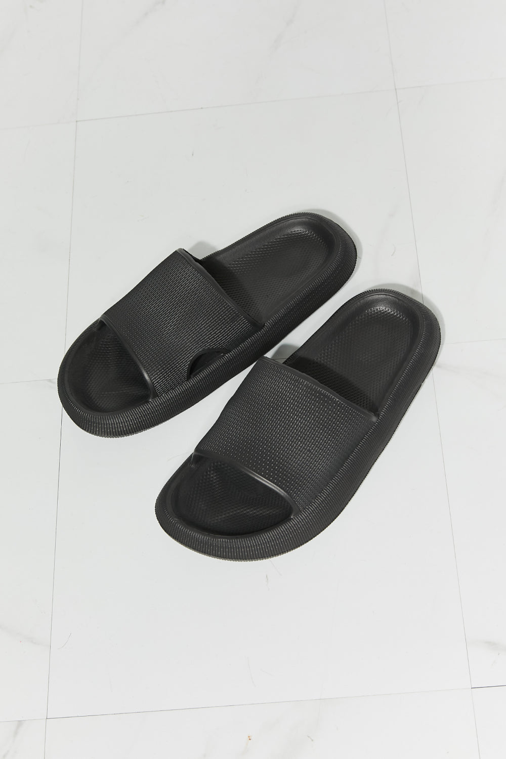 Chanclas con puntera abierta en negro Arms Around Me de MMShoes