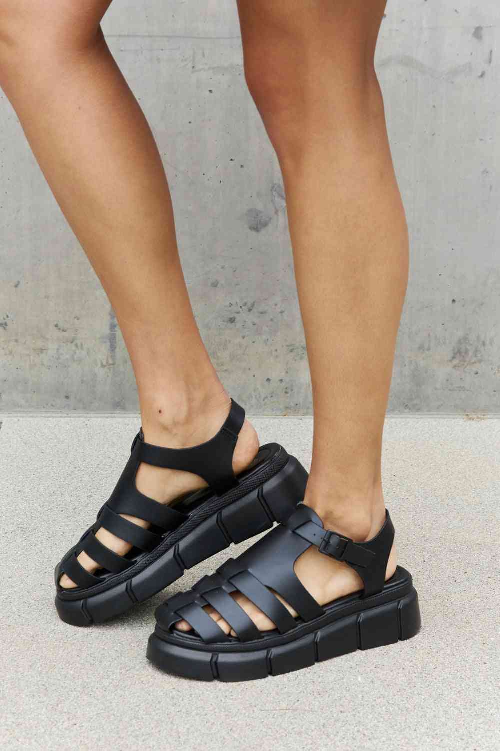 Qupid – Schwarze Sandalen mit Plateausohle und Riemen