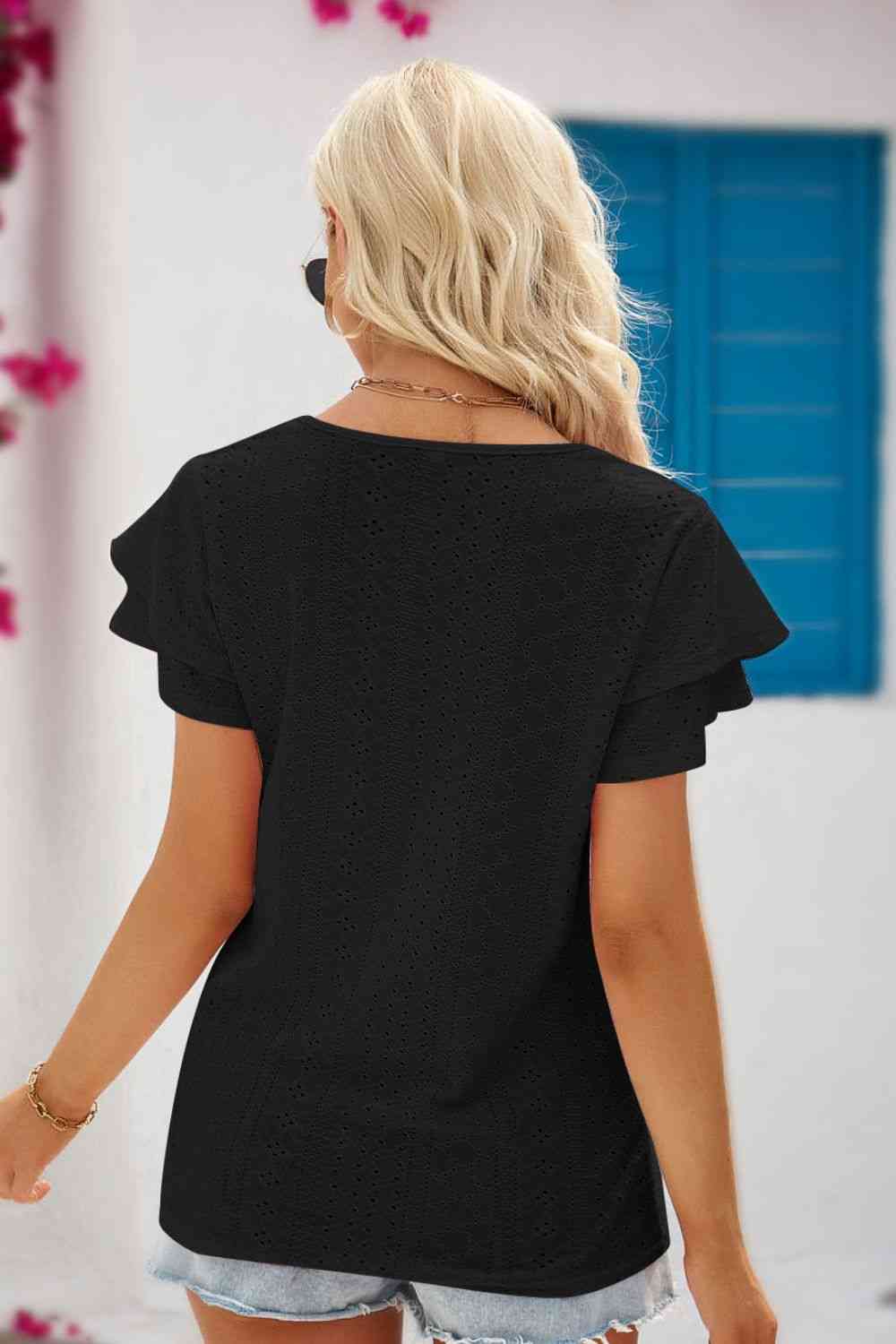 Bluse mit Ösen, Bindekragen und Flatterärmeln