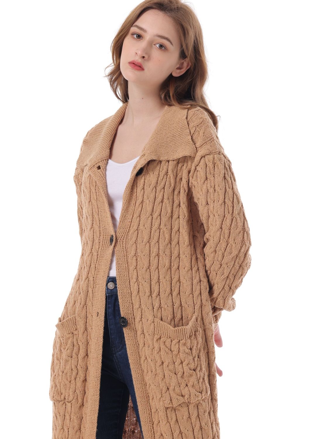 Strickjacke mit Zopfmuster, Kragen und Taschen