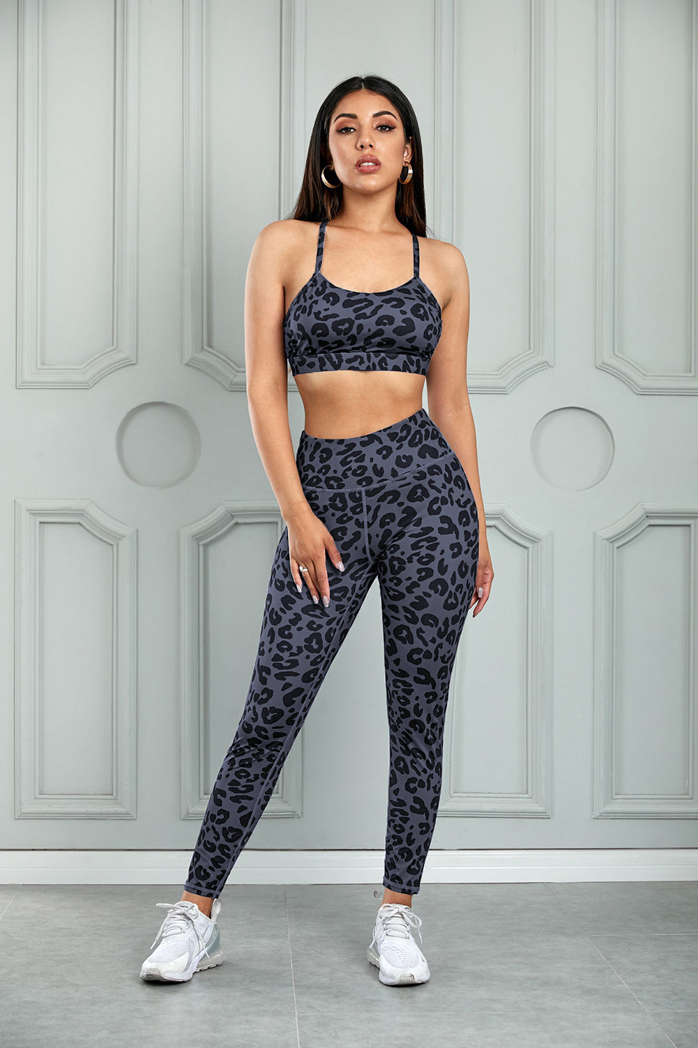 Set aus Sport-BH und Leggings mit Leoparden-Ausschnitt