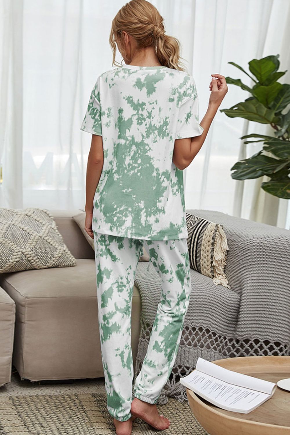 Lounge-Set aus T-Shirt mit Batikmuster und Jogginghose mit Kordelzug in der Taille