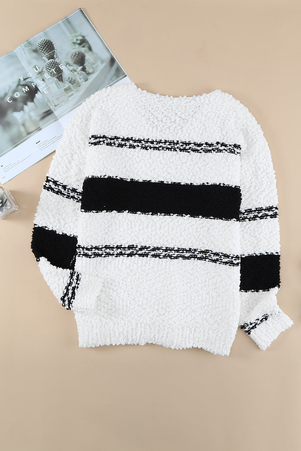 Gestreifter Popcorn-Strickpullover mit V-Ausschnitt