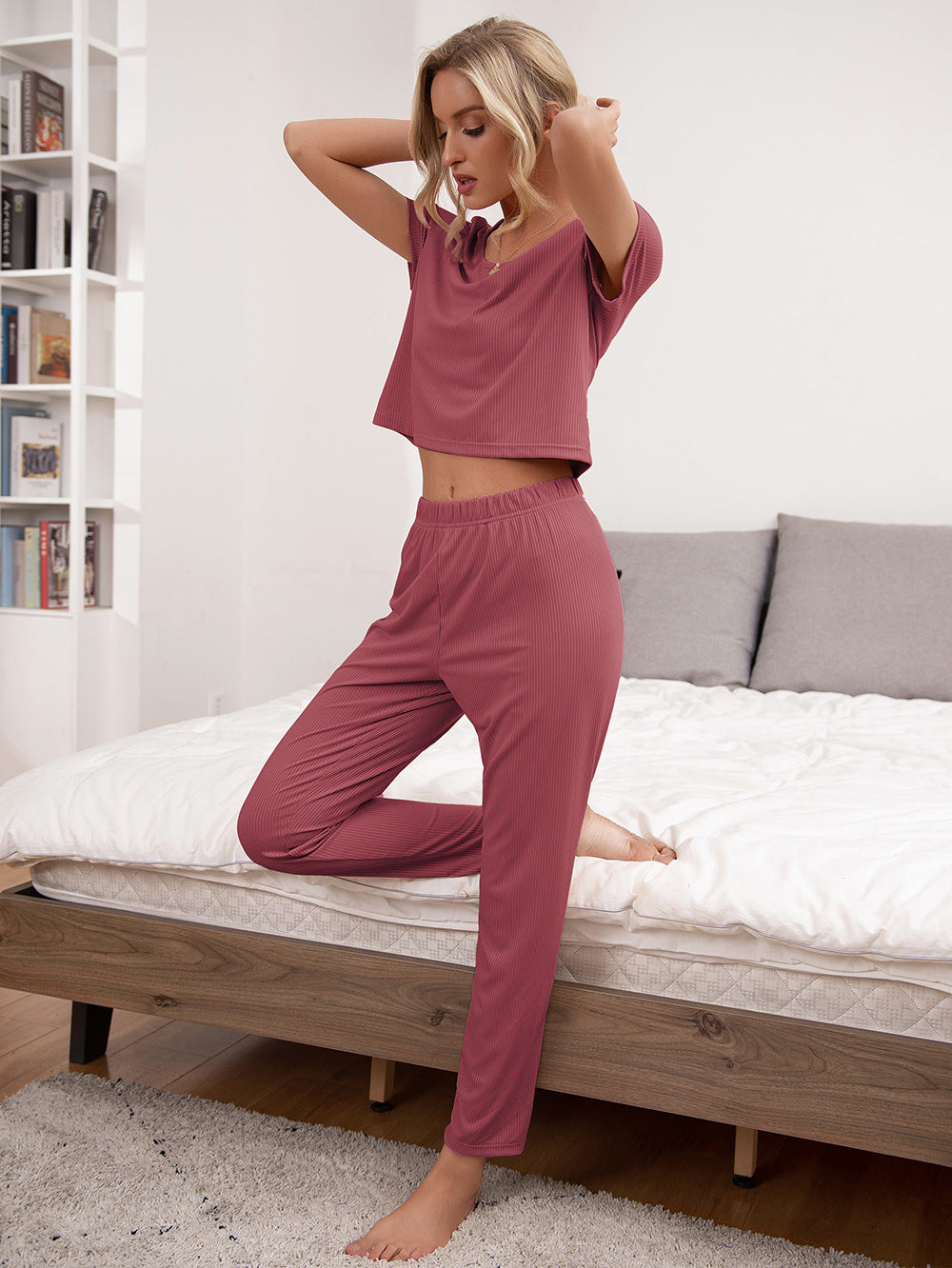 Lounge-Set aus kurzärmligem Top und Hose mit Rundhalsausschnitt