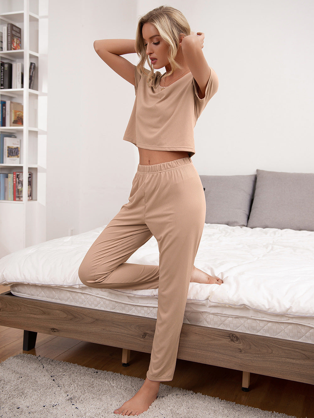 Lounge-Set aus kurzärmligem Top und Hose mit Rundhalsausschnitt