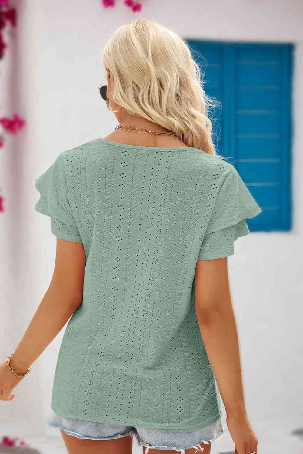 Bluse mit Ösen, Bindekragen und Flatterärmeln